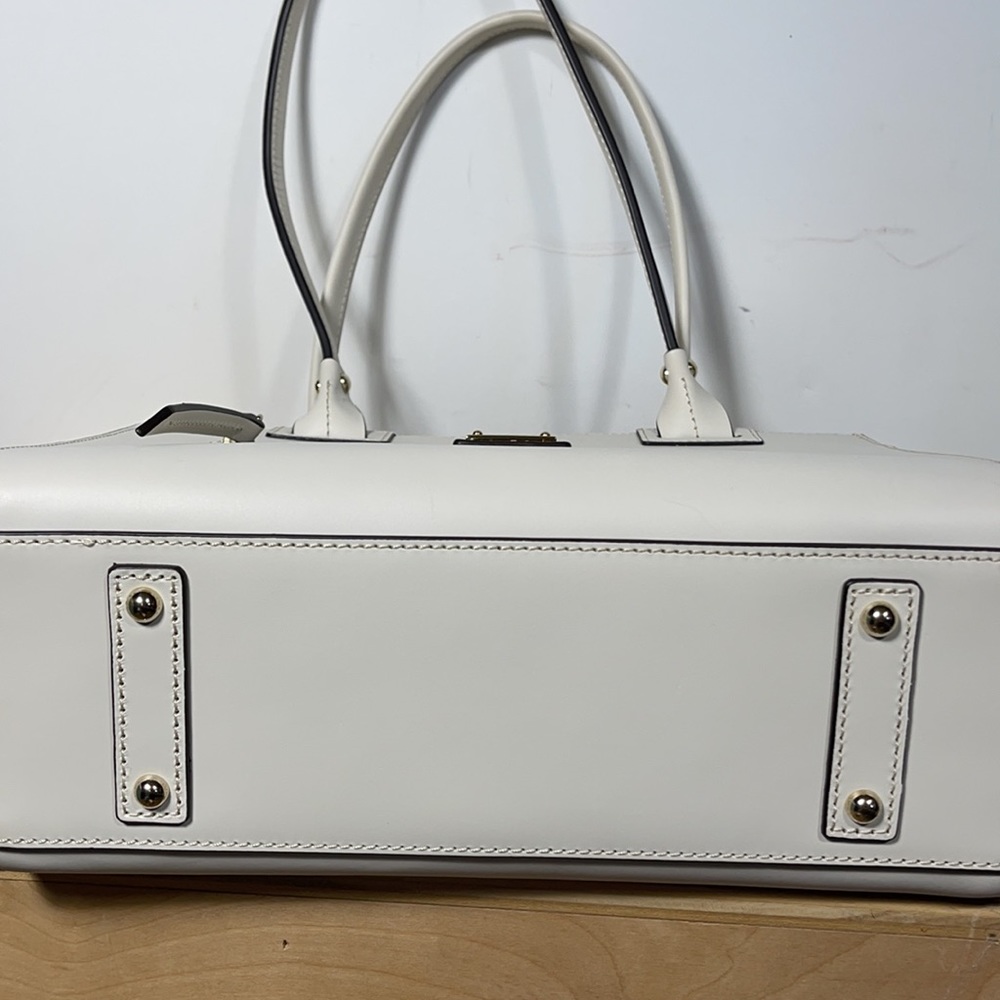 Authentic Dooney & Bourke white leather purse - Picture 8 of 8